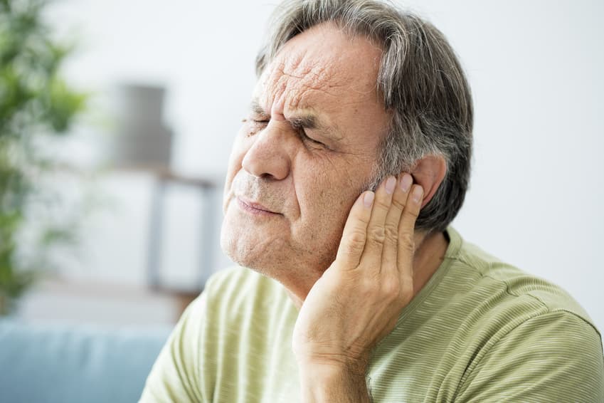 Ein Mann mit Tinnitus durch Elektrosmog