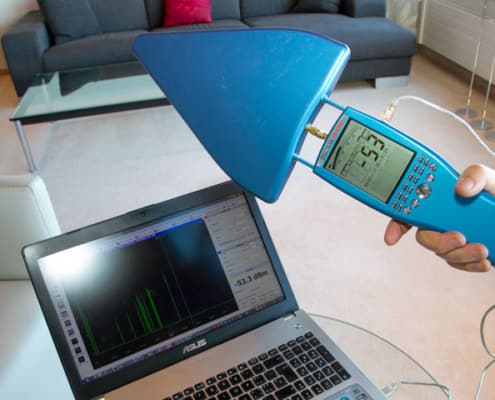 Un expert effectue une mesure de l'électrosmog dans un appartement