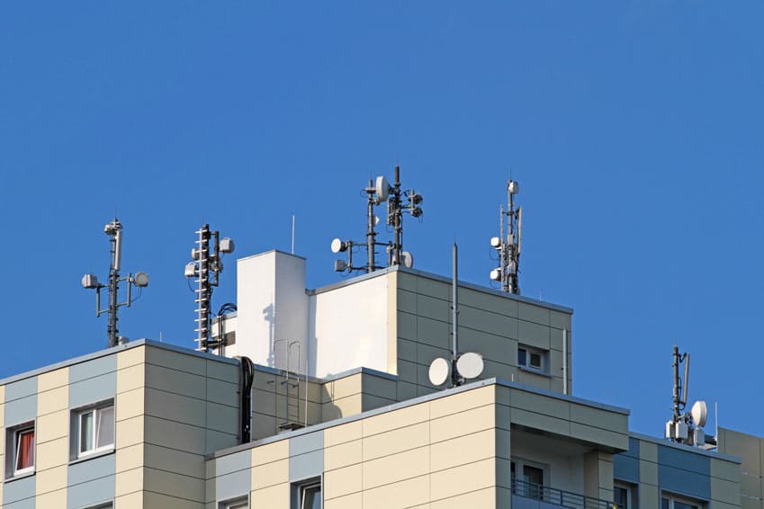 Plusieurs antennes de téléphonie mobile sur le toit d'une maison
