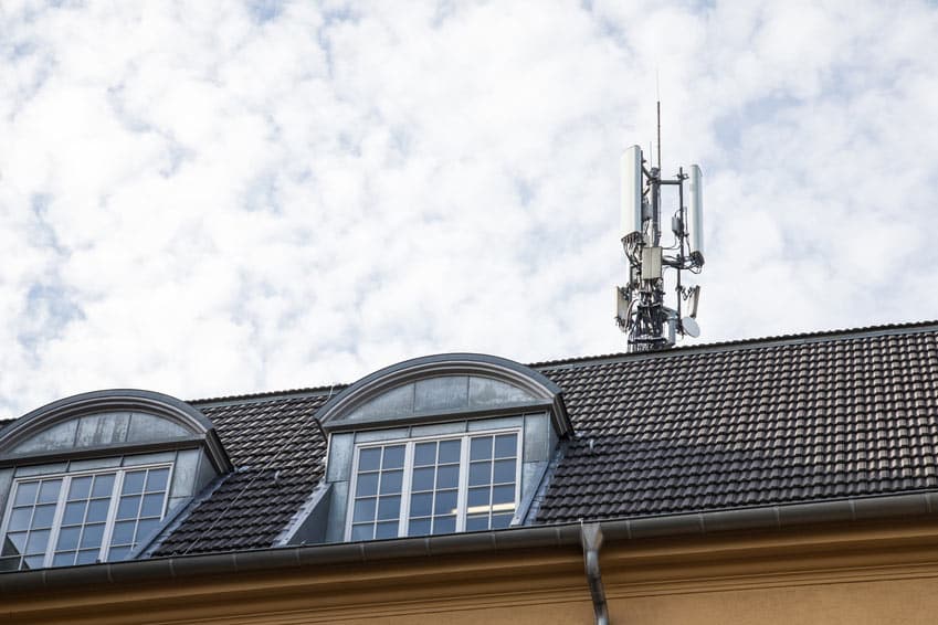 Antenne de téléphone portable sur le toit d'une maison