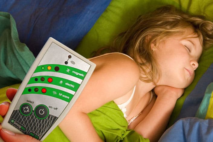 Elektrosmogmessgerät misst Bett im Kinderzimmer