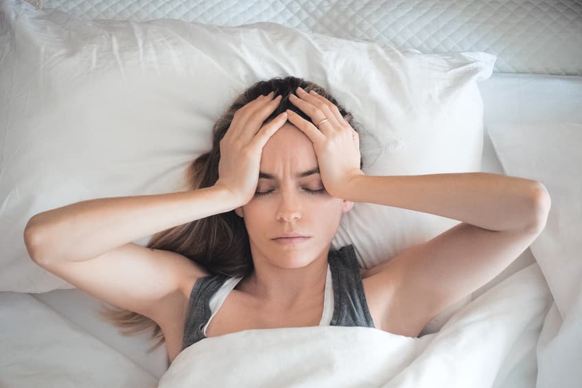 Une femme souffre de maux de tête dus à l'électrosmog