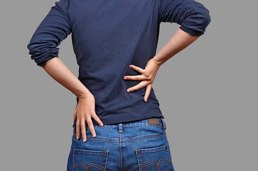 Mann mit Rückenschmerzen