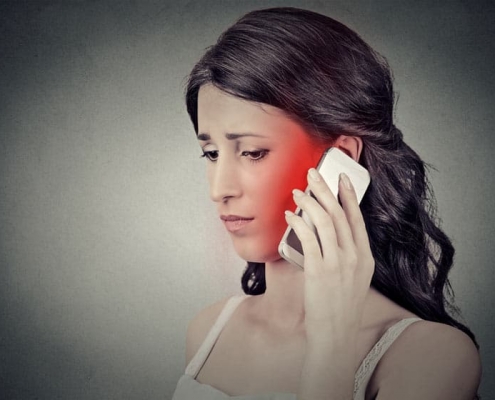 Rayonnement visible d'un téléphone portable sur l'oreille d'une femme