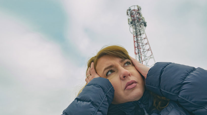 Danger pour la santé : une femme devant une antenne 5G