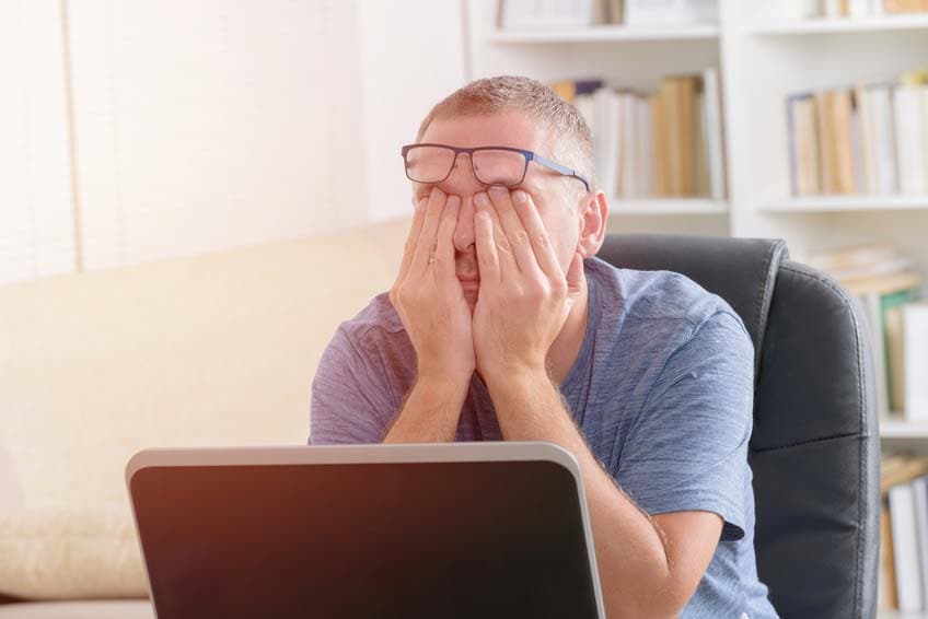 Un homme souffre d'électrosmog sur son lieu de travail