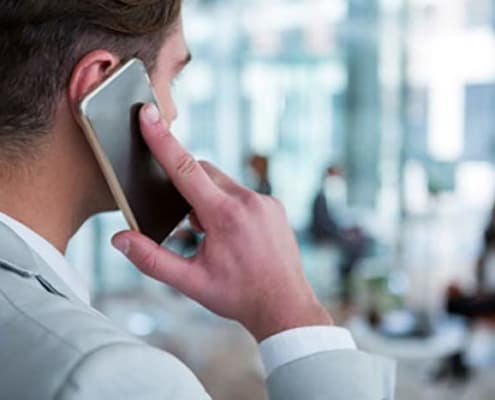 Homme avec un téléphone portable à l'oreille