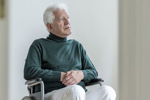 Un conducteur de train malade en fauteuil roulant