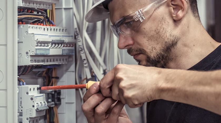 Un écologue du bâtiment vérifie l'installation électrique