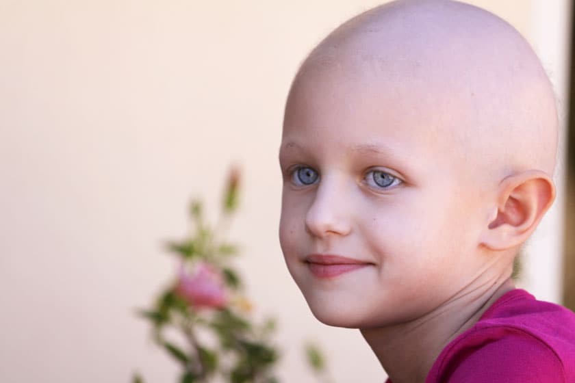 Ein Kind ohne Haare symbolisiert Gesundheitsprobleme durch elektromagnetische Strahlung.