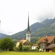 Die Alpnacher Kirche mit grüner Wiese im Vordergrund.