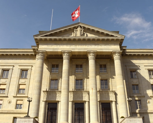 Le Palais fédéral à Berne avec le drapeau suisse sur le toit.