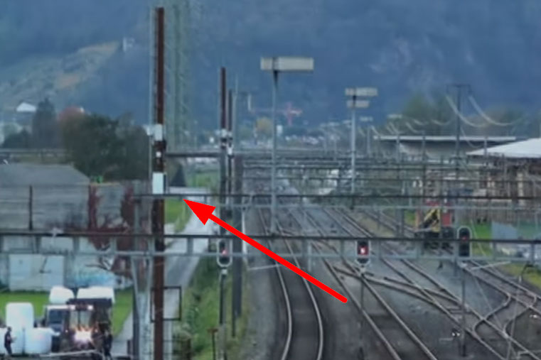 Bahnhof Ziegelbrücke mit Mobilfunkmast im Vordergrund.