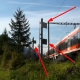 Ein Zug auf einem Gleis, rote Pfeile zeigen auf mobile Sendeantennen.