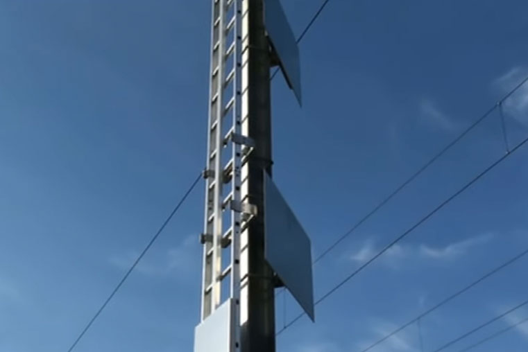 Mobilfunkantennen an dem ein Metallmast befestigt.