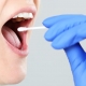 Une femme dont le système immunitaire est affaibli prélève un échantillon dans sa bouche.