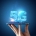 Ein Smartphone mit der Aufschrift „5G“ in der Hand, ein Beispiel für den 5G-Ausbau in Deutschland.