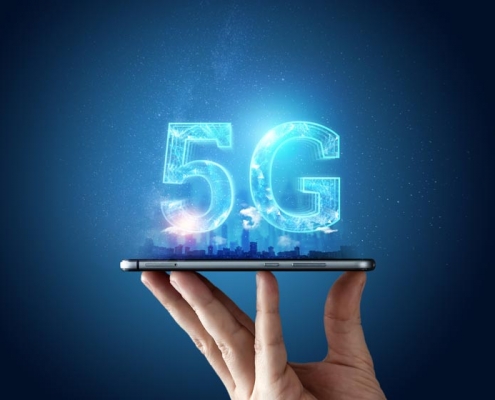 Ein Smartphone mit der Aufschrift „5G“ in der Hand, ein Beispiel für den 5G-Ausbau in Deutschland.