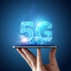 Ein Smartphone mit der Aufschrift „5G“ in der Hand, ein Beispiel für den 5G-Ausbau in Deutschland.