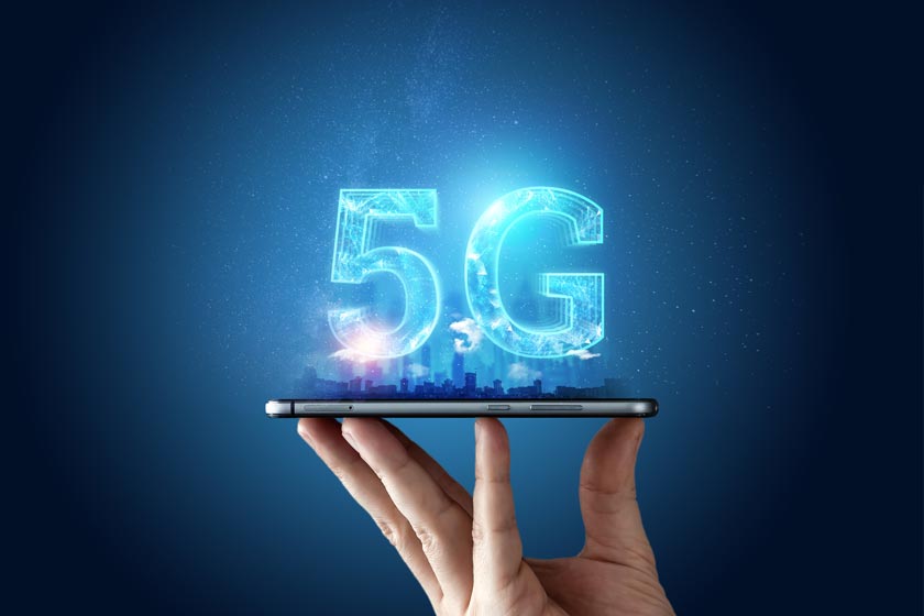 Une main tient un smartphone avec l'inscription 5g dessus.