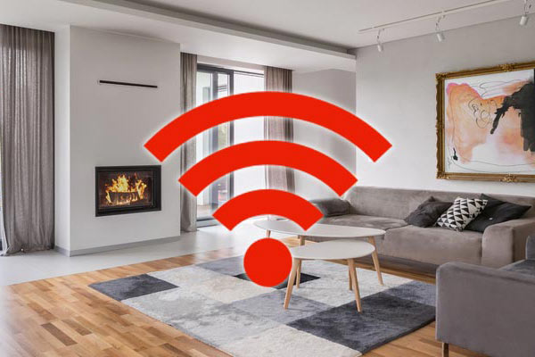 Ein Wohnzimmer mit Kamin und WLAN-Signalstärkemessung für elektromagnetische Strahlung.