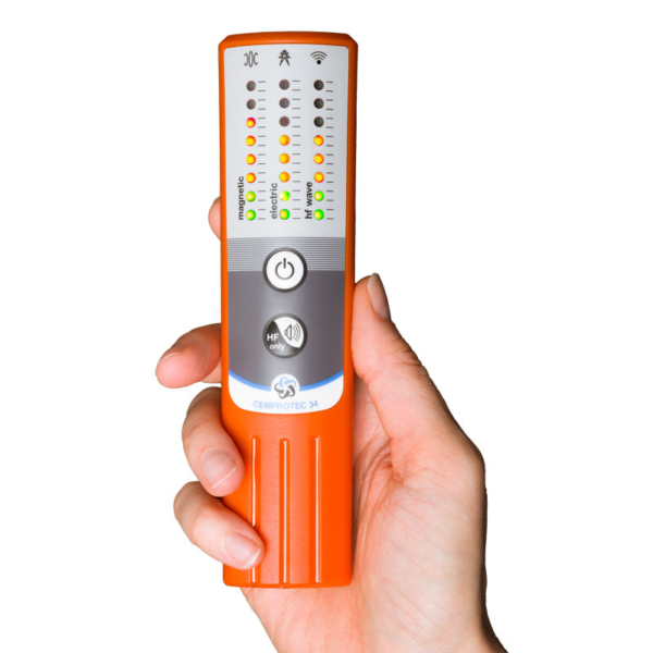 Eine Person hält ein Cemprotec 34 Hochleistungs-Elektrosmog-Messgerät in der Hand.