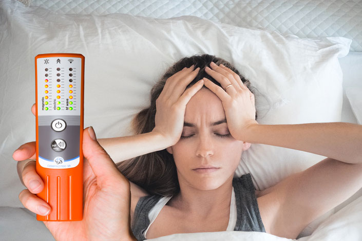 Eine Frau liegt im Bett und hält ein Cemprotec 34 Hochleistungs-Elektrosmog-Messgerät in der Hand.