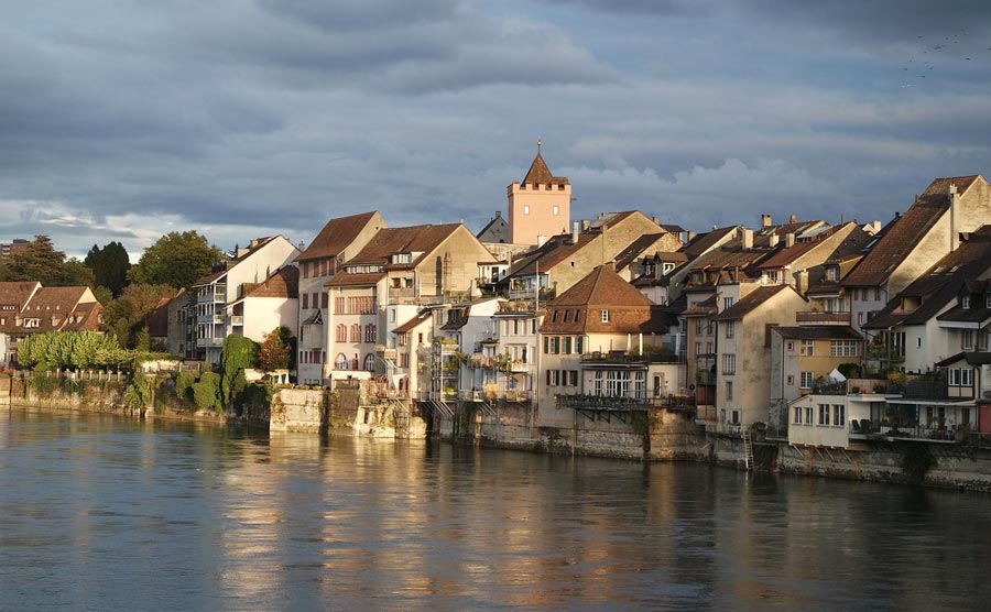 Vue sur le Rhin avec des maisons de Rheinfelden.