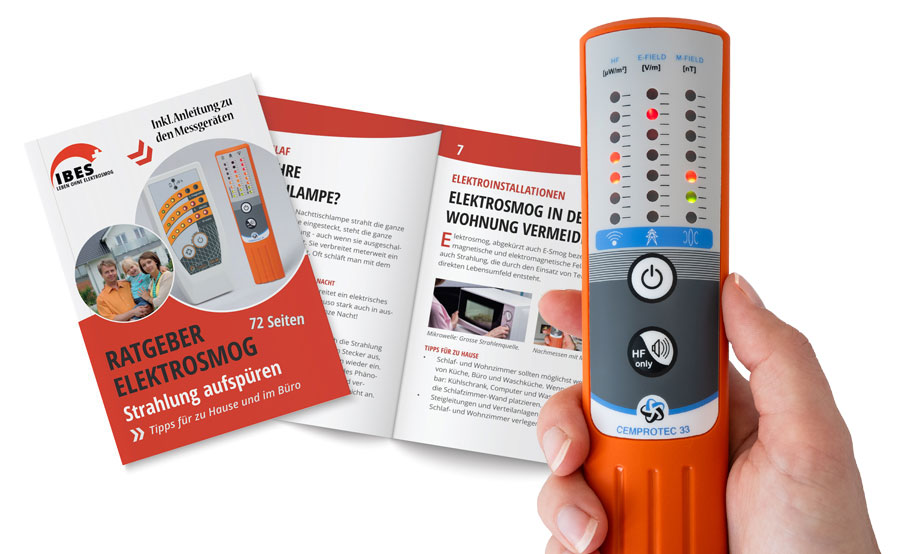 Une main tient l'appareil de mesure de l'électrosmog Cemprotec 33 à 24 LED devant un guide ouvert sur la réduction de l'électrosmog à la maison et au bureau. Une main tient l'appareil de mesure de l'électrosmog Cemprotec 33 à 24 LED devant un guide ouvert sur la réduction de l'électrosmog à la maison et au bureau.
